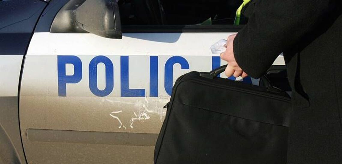 Ul. Kosmonautów: Wybili szybę w aucie i ukradli laptopa Ul. Kosmonautów: Wybili szybę w aucie i ukradli laptopa