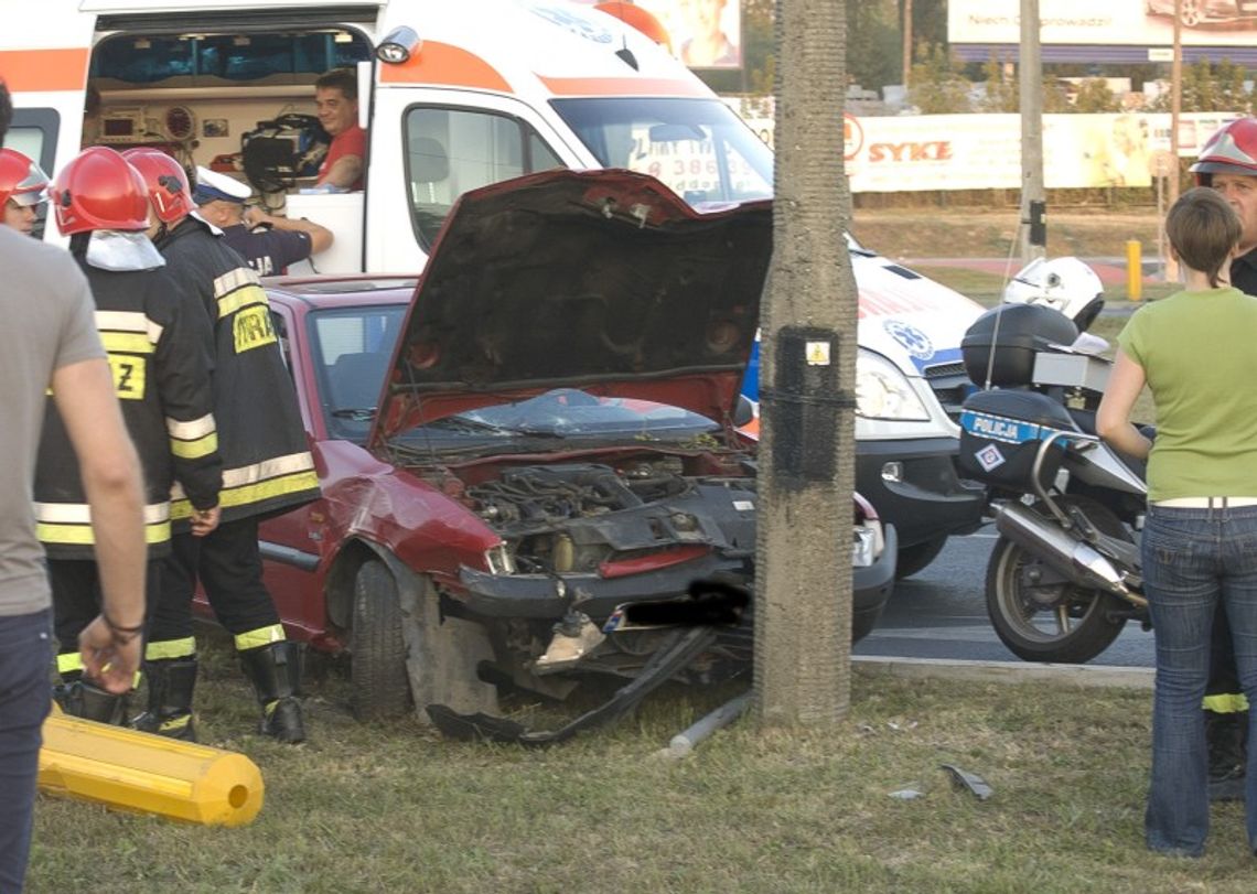 Ul. Krochmalna: Wymusił pierwszeństwo, citroen wjechał w słup Ul. Krochmalna: Wymusił pierwszeństwo, citroen wjechał w słup