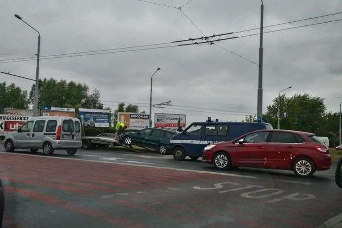 Ul. Krochmalna: zderzenie dwóch opli. Możliwe utrudnienia w ruchu