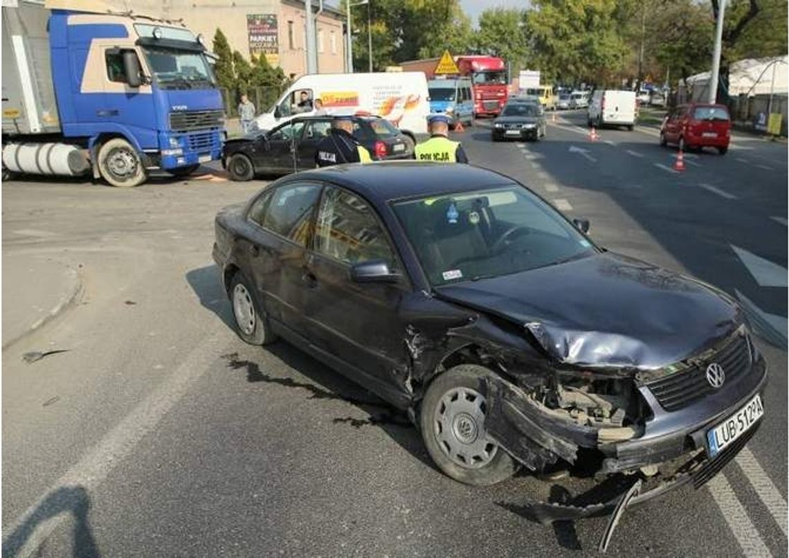 Ul. Krochmalna: Zderzenie volkswagena i audi. Duże utrudnienia w ruchu (wideo)