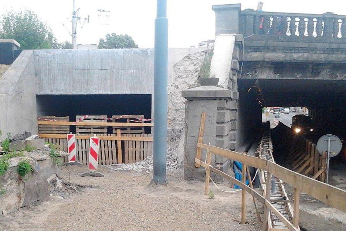 Ul. Kunickiego: Tunel posprzątali... młotkiem Ul. Kunickiego: Tunel posprzątali... młotkiem