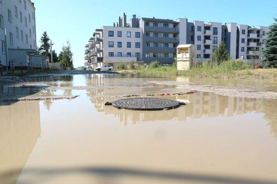 Ul. Laurowa jak jezioro. Nie da się dojechać, a deweloper: Mamy czas do czerwca 2015 r. Ul. Laurowa jak jezioro. Nie da się dojechać, a deweloper: Mamy czas do czerwca 2015 r.