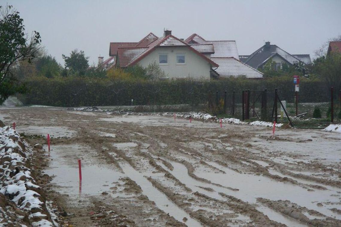 Ul. Łysakowska: Drogowcy odcięli mieszkańców od świata (zdjęcia)
