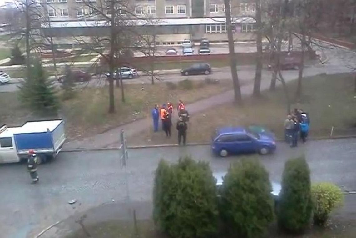 Ul. Mełgiewska: Niebieska ciecz płynęła ulicą. Pobrano próbki do badań