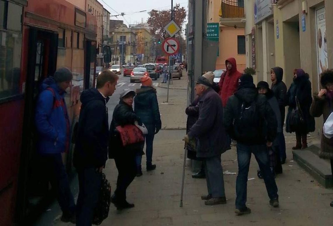 Ul. Narutowicza: Chcą zwęzić chodnik i zrobić zatokę. "To nielogiczne"