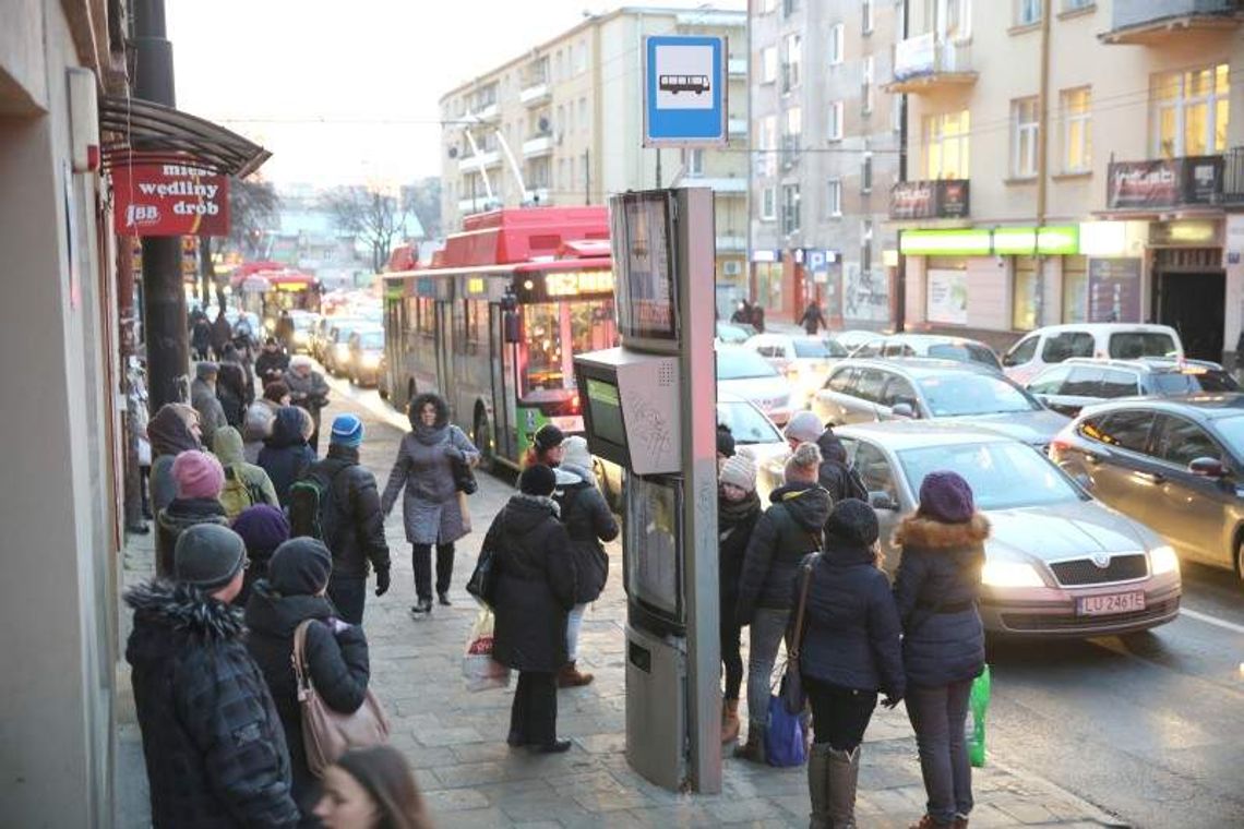 Ul. Narutowicza: Miasto chce zwęzić chodnik. Piesi aktywiści protestują Ul. Narutowicza: Miasto chce zwęzić chodnik. Piesi aktywiści protestują