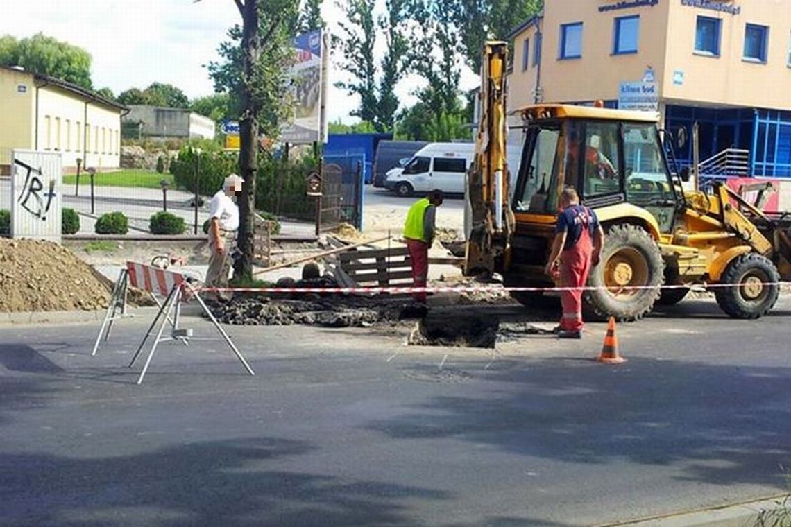 Ul. Nowy Świat: Awaria wodociągowa. Trzeba było ciąć nowy asfalt Ul. Nowy Świat: Awaria wodociągowa. Trzeba było ciąć nowy asfalt