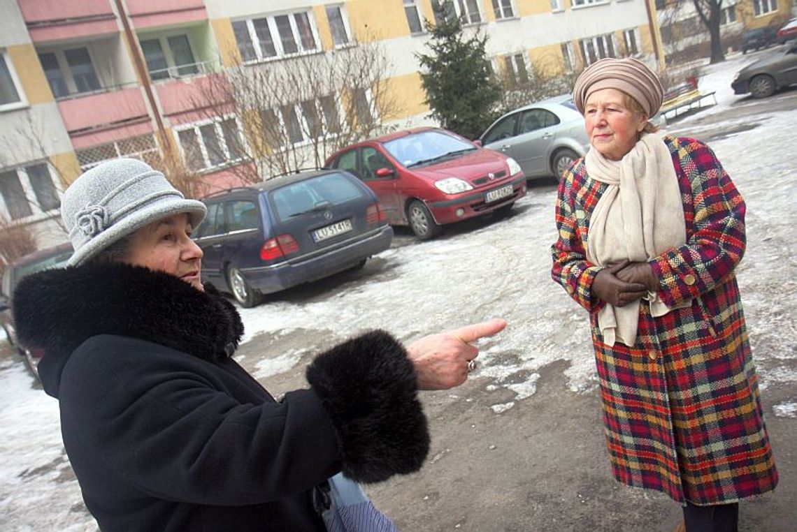 Ul. Okrzei w Lublinie: Parking przy piaskownicy Ul. Okrzei w Lublinie: Parking przy piaskownicy