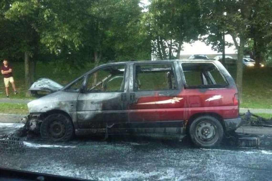 Ul. Orkana: Samochód spłonął na drodze Ul. Orkana: Samochód spłonął na drodze