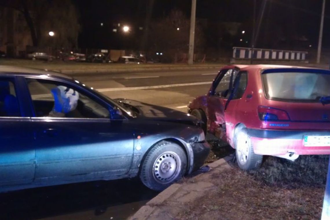 Ul. Orkana: Zderzenie audi i peugeota. Dwie osoby w szpitalu Ul. Orkana: Zderzenie audi i peugeota. Dwie osoby w szpitalu