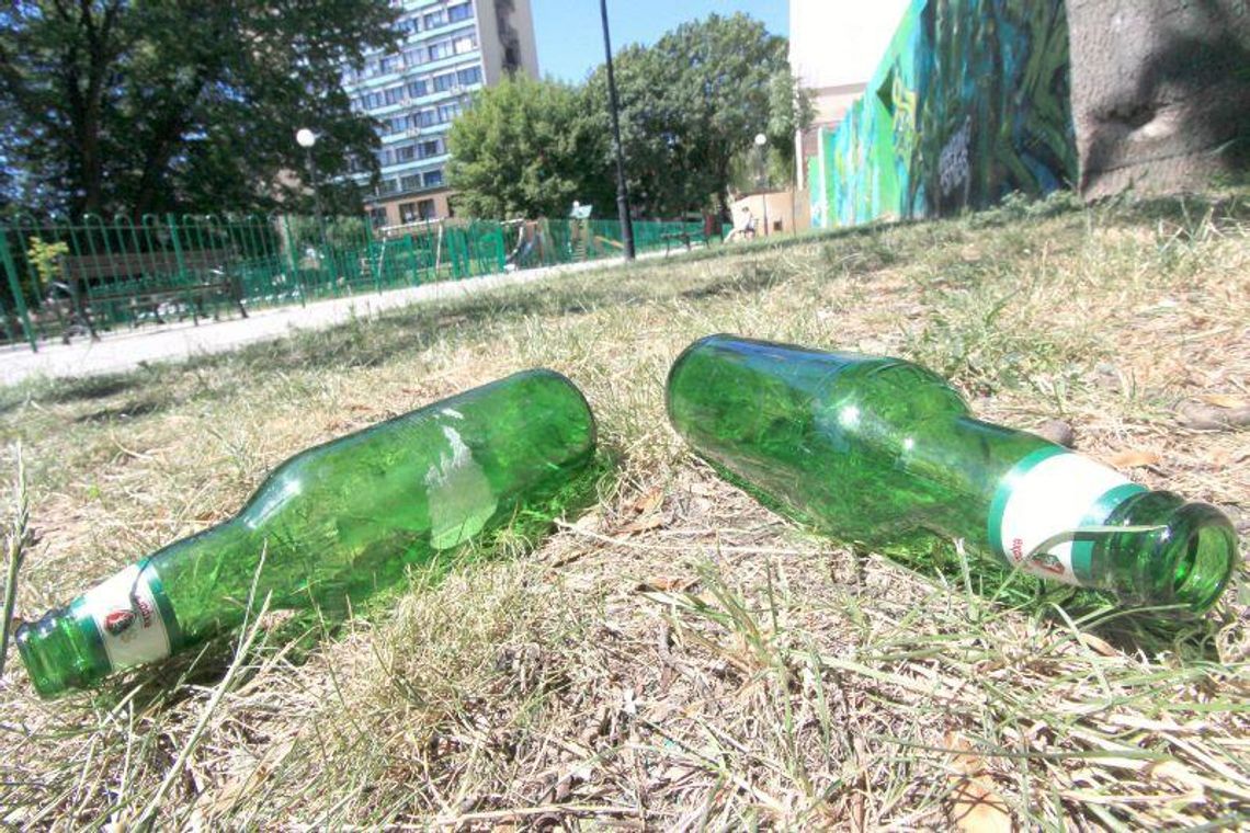 Ul. Peowiaków: Imprezują na placu zabaw. Pomogą kamery Ul. Peowiaków: Imprezują na placu zabaw. Pomogą kamery