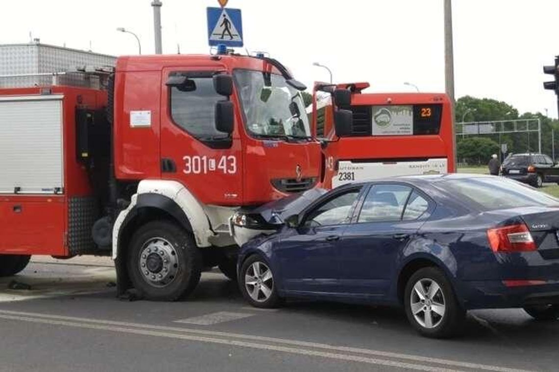 Ul. Prusa: Wóz strażacki jechał do kolizji. Uderzył w niego samochód