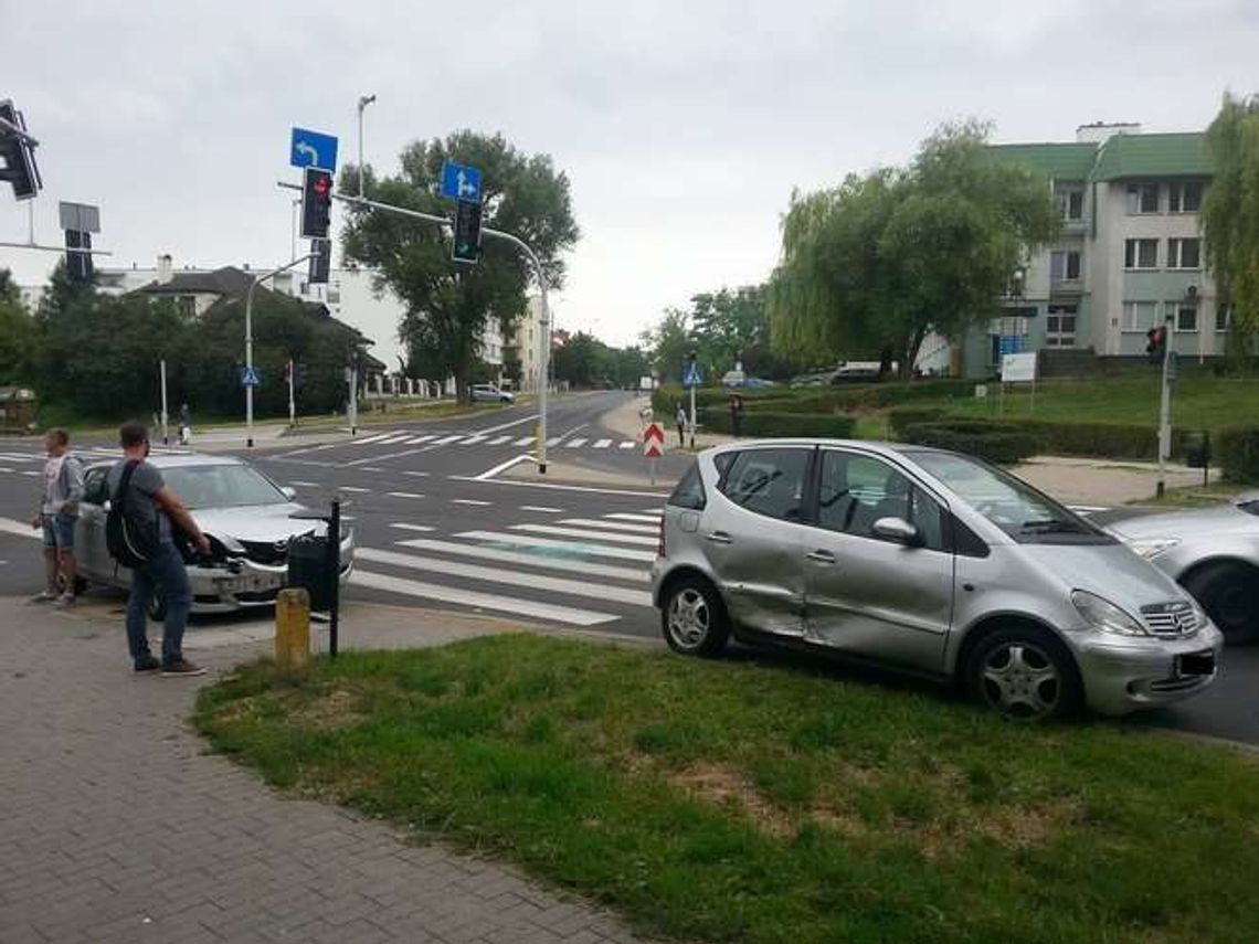 Ul. Prusa: Zderzenie mazdy i mercedesa. Pas zablokowany