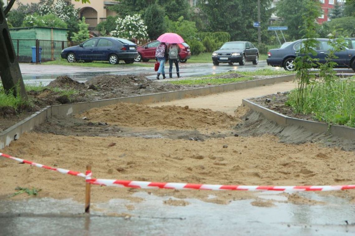 Ul. Romanowskiego: Chodnik ugrzązł w nieporozumieniach