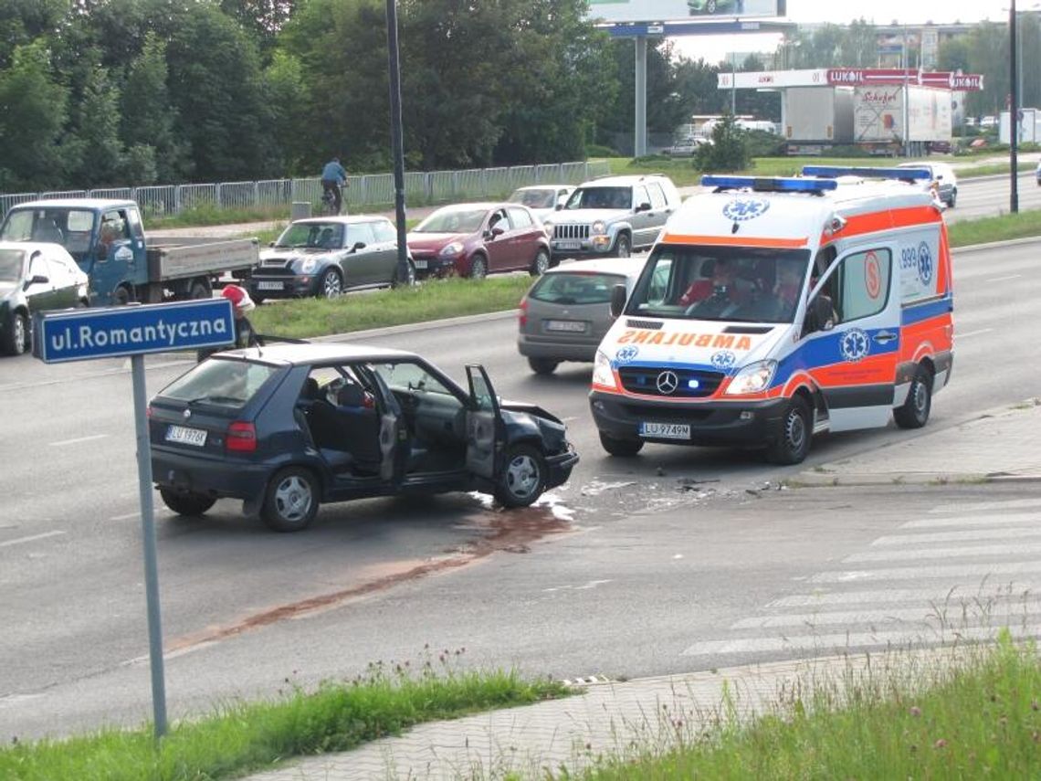 Ul. Romantyczna: Zderzenie golfa i skody. Dwie osoby w szpitalu Ul. Romantyczna: Zderzenie golfa i skody. Dwie osoby w szpitalu