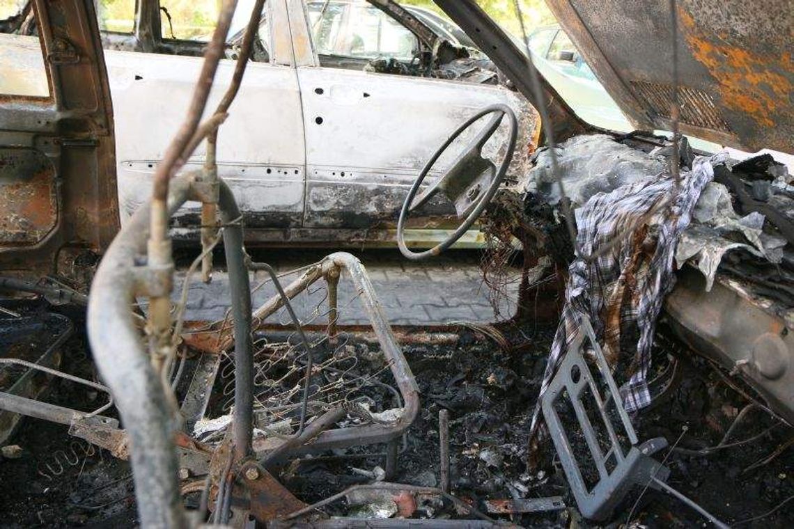 Ul. Skołuby: Nocny pożar samochodów (zdjęcia)