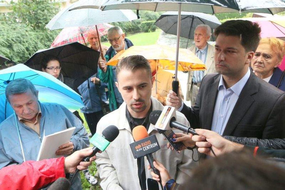 Ul. Spadochroniarzy: Protestują przeciwko budowie sklepu na skwerze. "Nie chcemy ściany przed balkonami"