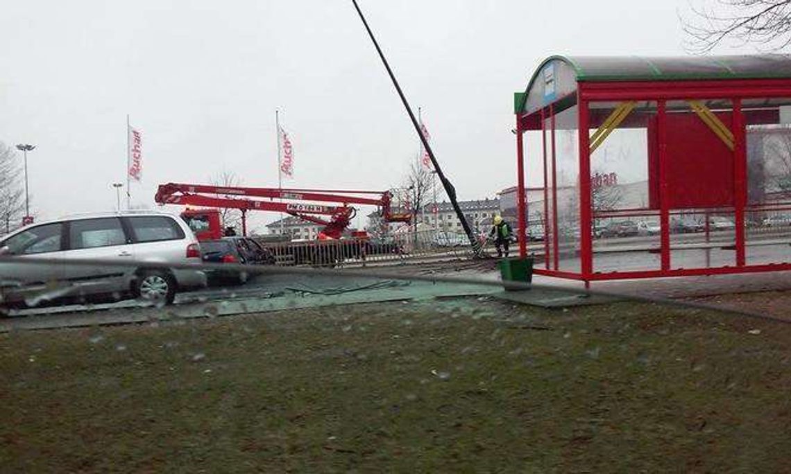 Ul. Szeligowskiego: Zderzenie aut. Jedno staranowało barierki. Dwie osoby w szpitalu Ul. Szeligowskiego: Zderzenie aut. Jedno staranowało barierki. Dwie osoby w szpitalu