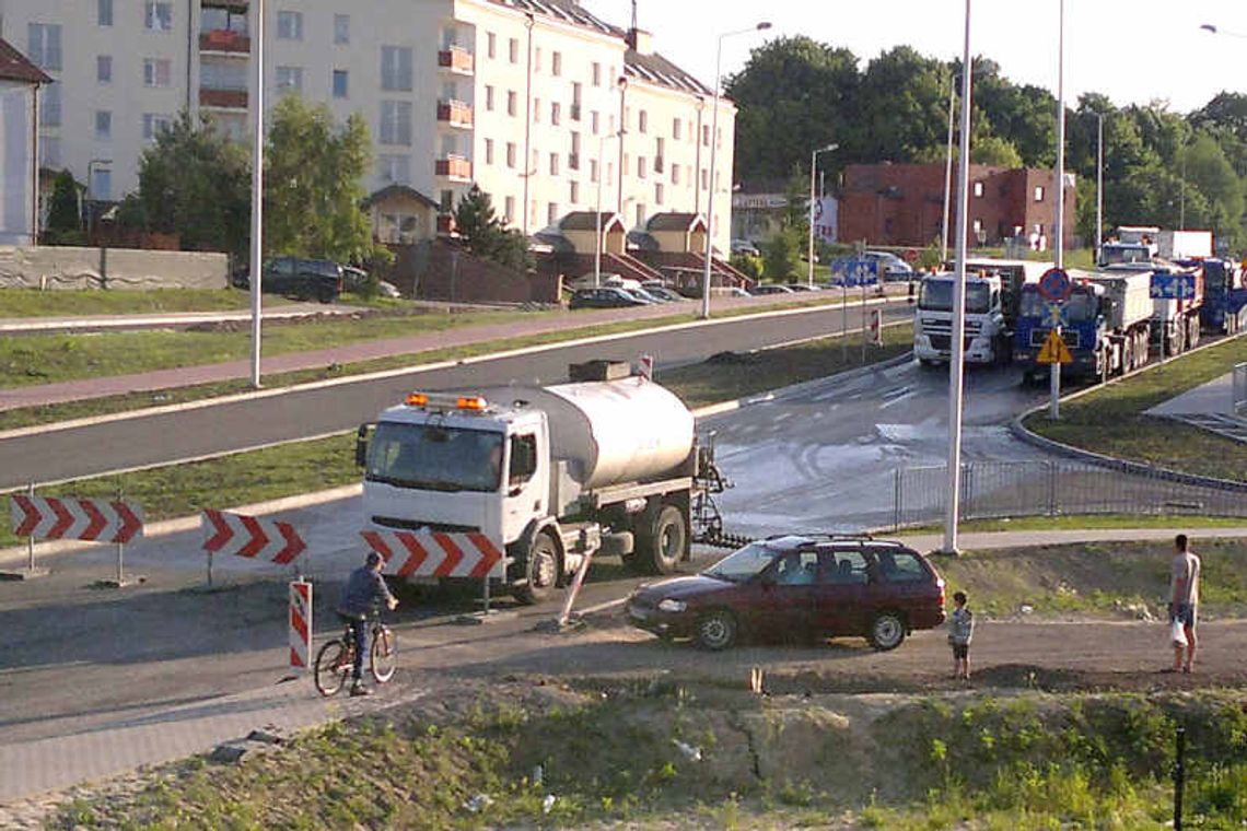 Ul. Węglarza: Trwa wylewanie ostatniej warstwy jezdni