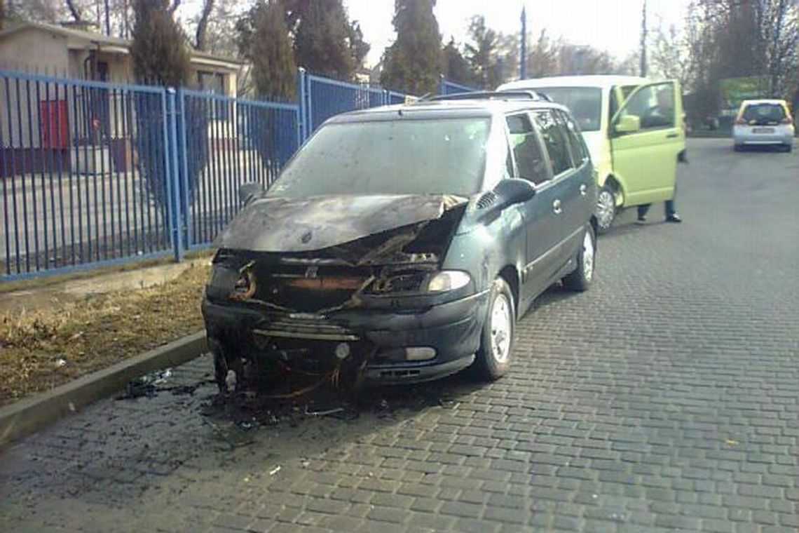 Ul. Wolska: Samochód palił się na parkingu Ul. Wolska: Samochód palił się na parkingu