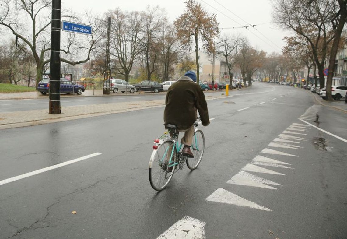 Ul. Zamojska: Wąska jezdnia, szerokie chodniki? Ul. Zamojska: Wąska jezdnia, szerokie chodniki?