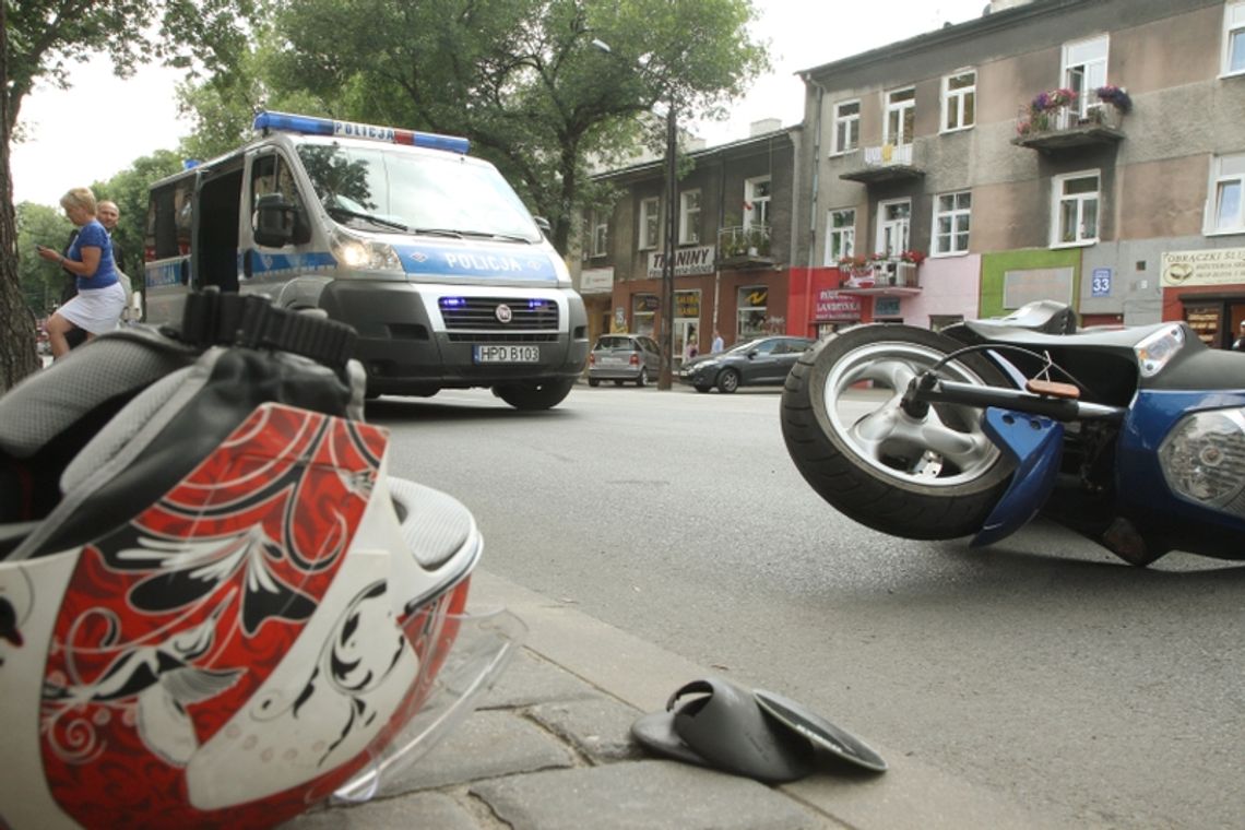 Ul. Zamojska: Zderzenie skutera z samochodem. 14-latek w szpitalu Ul. Zamojska: Zderzenie skutera z samochodem. 14-latek w szpitalu