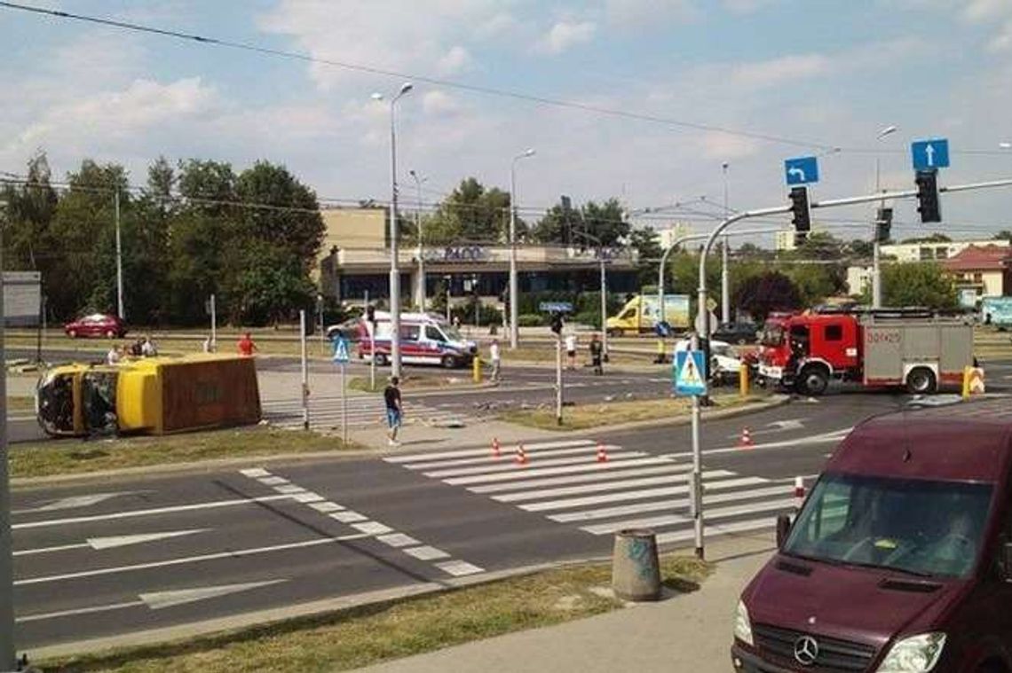  Ul. Zana: Zderzenie aut. Samochód wywrócił się na bok