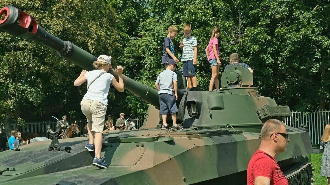 Ułani, czołgi i dzieci na Błoniach pod Zamkiem w Lublinie