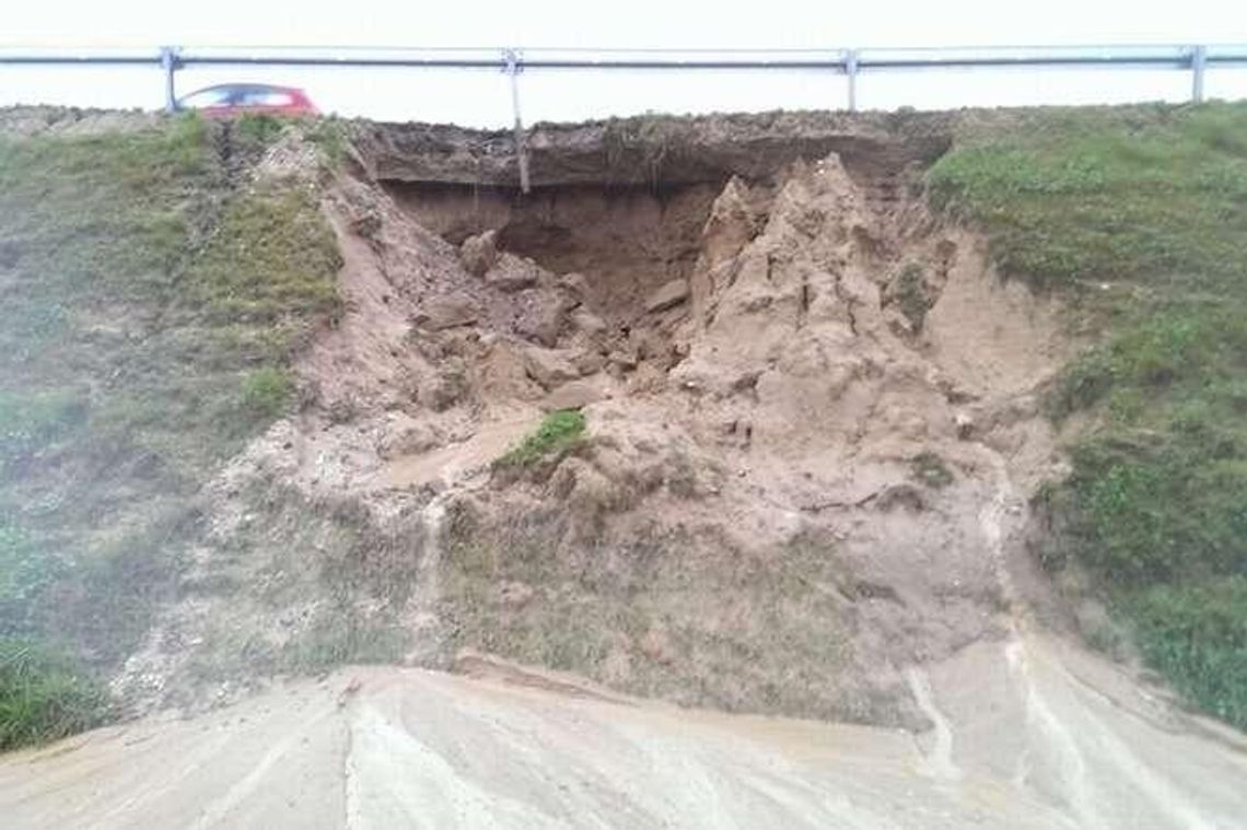 Ulewa podmyła skarpę na nowej drodze. Zdjęcia od Czytelnika