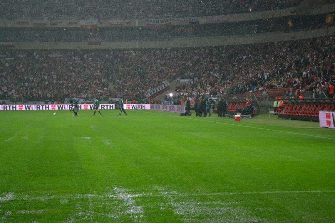 Ulewa przed meczem Polska - Anglia (zdjęcia)