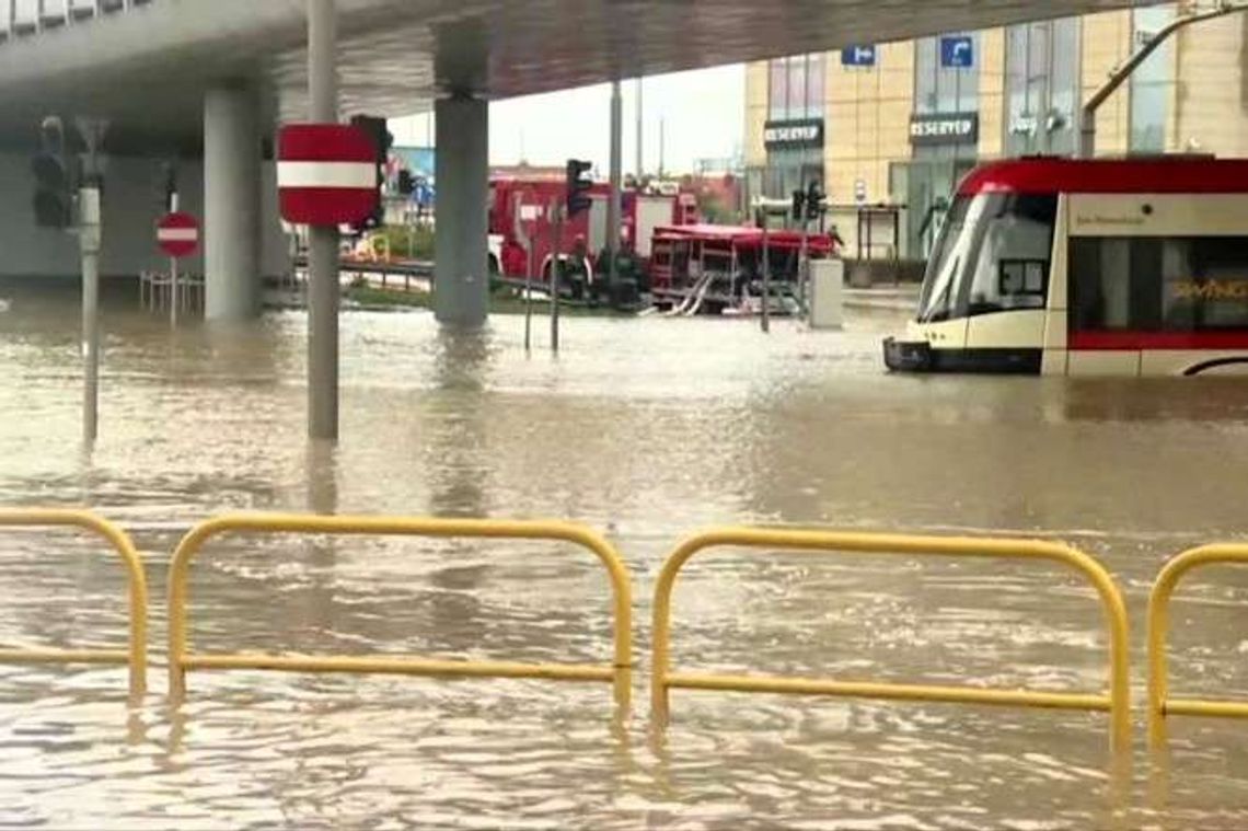 Ulewa sparaliżowała Gdańsk, na ulicach rwące potoki (wideo) Ulewa sparaliżowała Gdańsk, na ulicach rwące potoki (wideo)