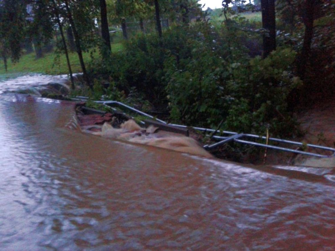 Ulewa w powiecie janowskim. Zniszczone drogi i zalane budynki (zdjęcia)