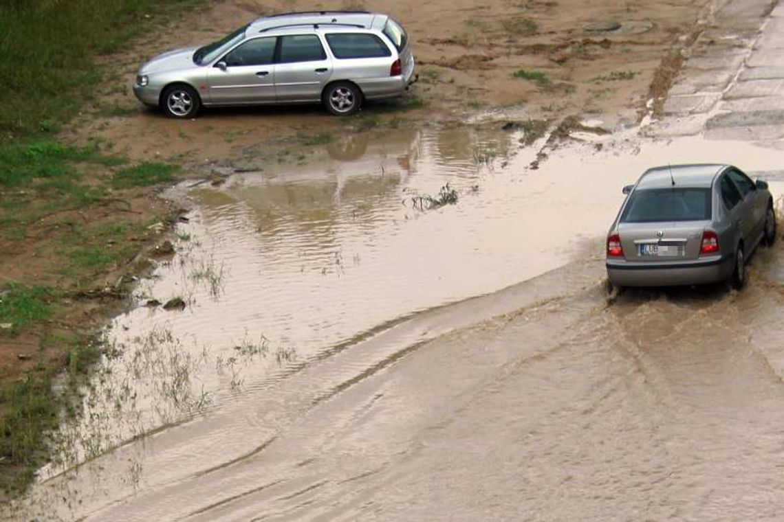 Ulica Laurowa w Lublinie zalana. Jak wyjechać z domu? Ulica Laurowa w Lublinie zalana. Jak wyjechać z domu?