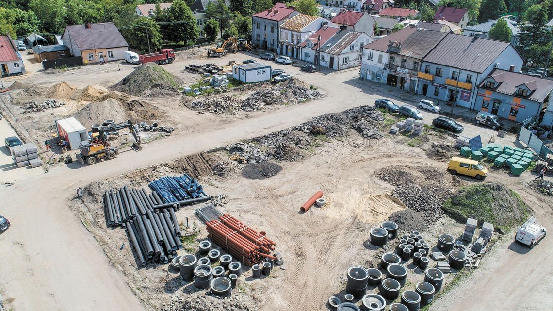 Ulice, parkingi i kamienica. Rynek II w Łęcznej zmienia się nie do poznania Ulice, parkingi i kamienica. Rynek II w Łęcznej zmienia się nie do poznania