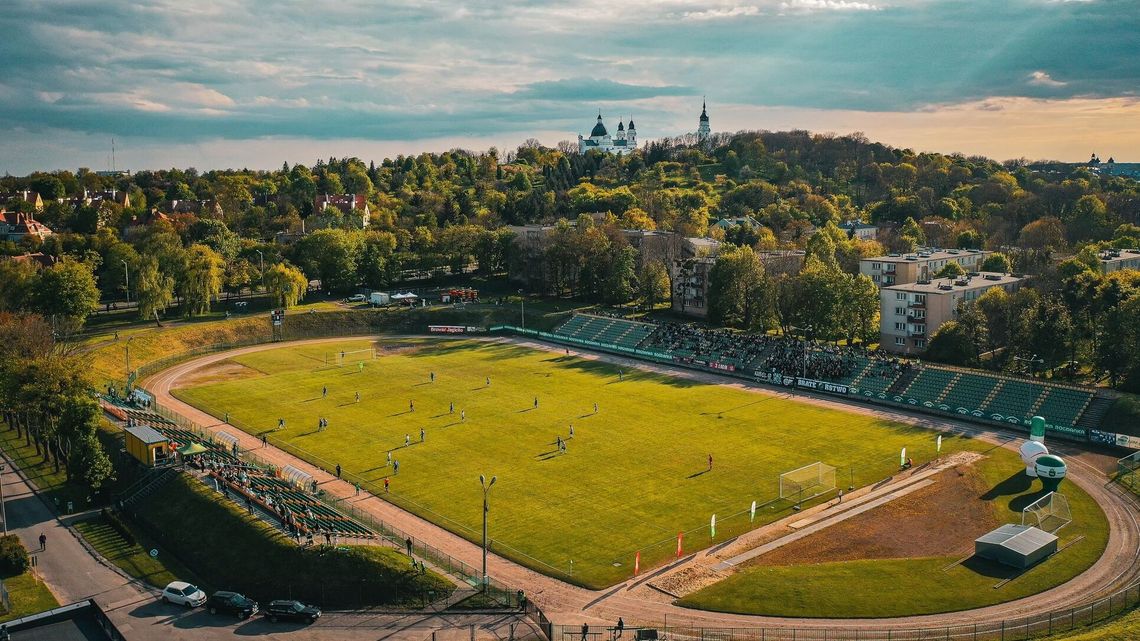 Umowa na budowę podpisana. Za 95 milionów powstanie piłkarska perełka Umowa na budowę podpisana. Za 95 milionów powstanie piłkarska perełka