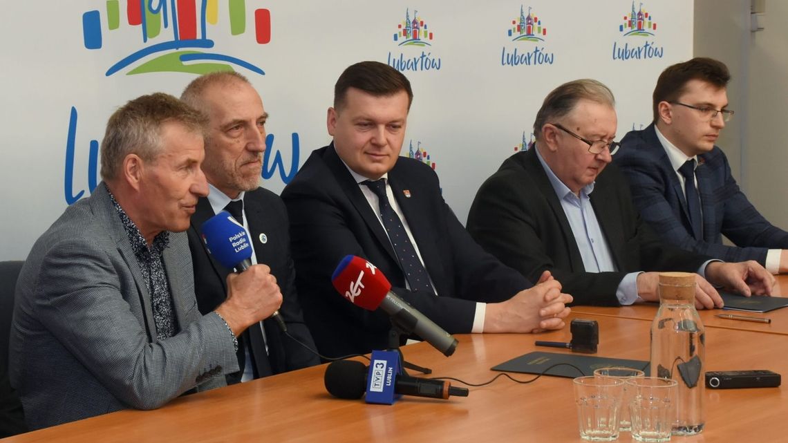 Umowa na halę sportową podpisana. Lubartowscy sportowcy długo na to czekali Umowa na halę sportową podpisana. Lubartowscy sportowcy długo na to czekali