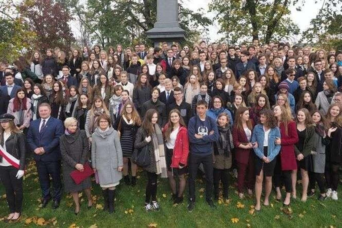 Unia świętuje. Grupowe zdjęcie uczniów III LO w Lublinie