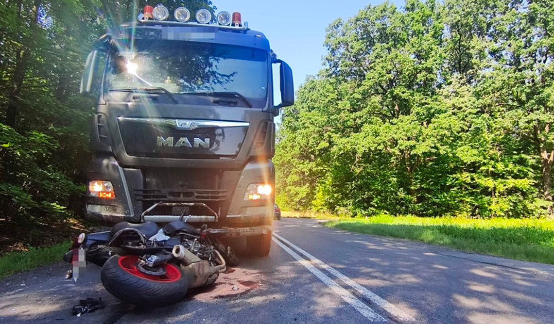 Uniknął zderzenia z jedną ciężarówką, wpadł pod drugą. Dramatyczny wypadek na DK74 w Stabrowie Wypadek motocyklisty Sitno