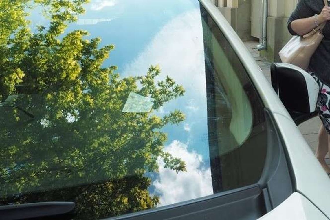 Upał, a w samochodzie dziecko. Straż Miejska podpowiada co trzeba zrobić