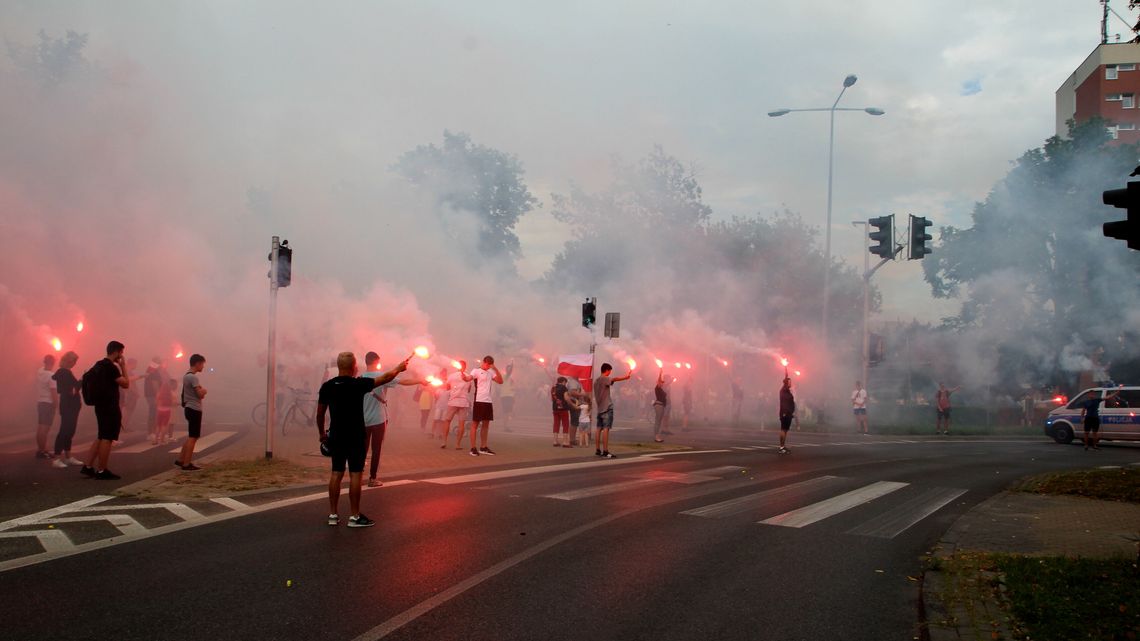 Upamiętnią godzinę "W". Syreny, race w centrum i patriotyczny koncert przy pałacu