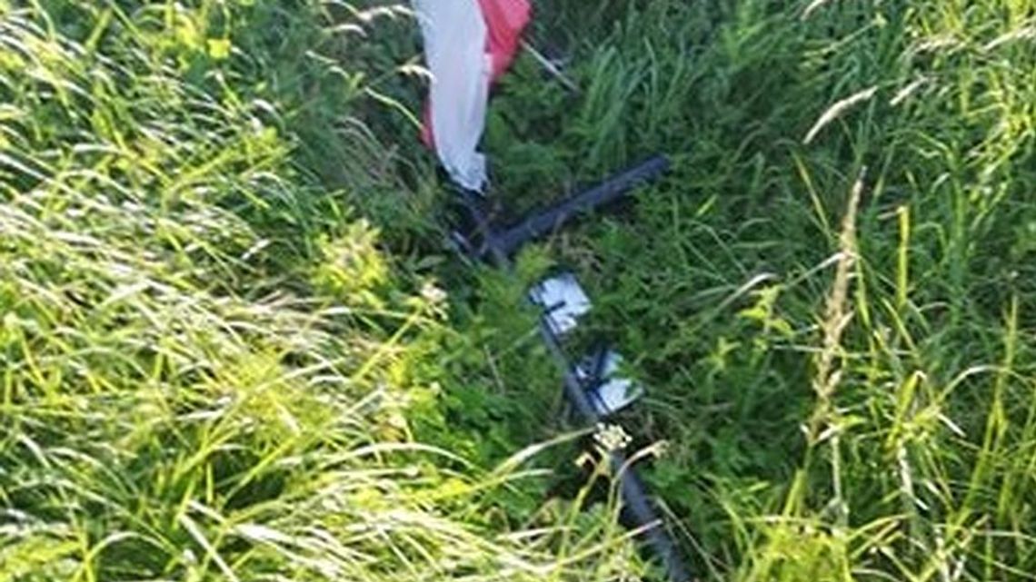 Upamiętniał ostatniego żołnierza wyklętego. Kto wyciął krzyż stojący przy drodze?