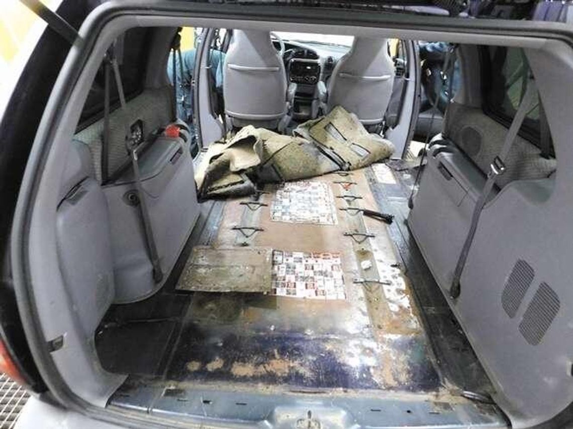 Upchał w aucie 5 tysięcy paczek papierosów