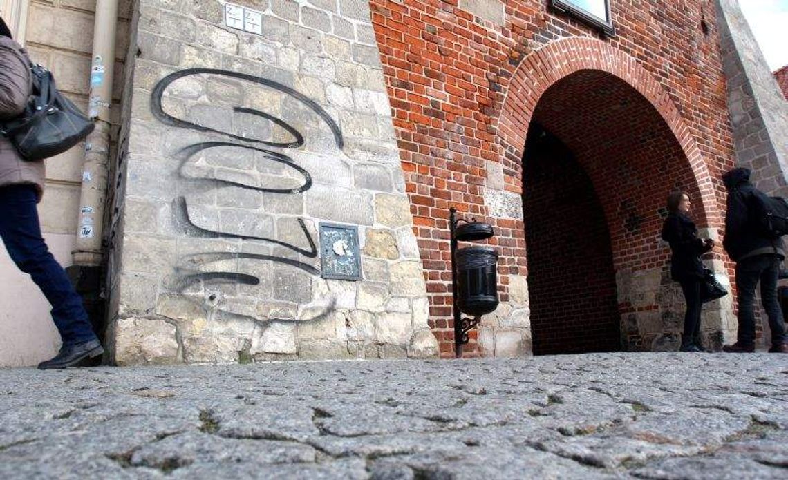 Upił się i pomalował Bramę Krakowską
