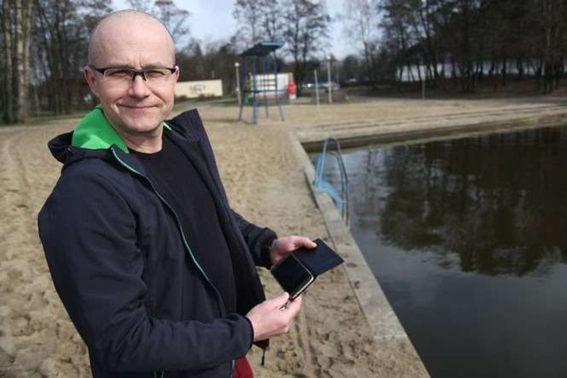 Uratował mężczyznę tonącego w samochodzie nad zalewem. To cud, że nikomu nic się nie stało