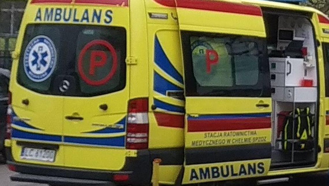 Uratowali bezdomnego przed zamarznięciem. Chciał spać we wraku wagonu