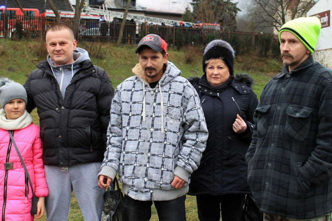Uratowali dziecko z płonącego budynku w Kazimierzu. Rodzina straciła dach nad głową