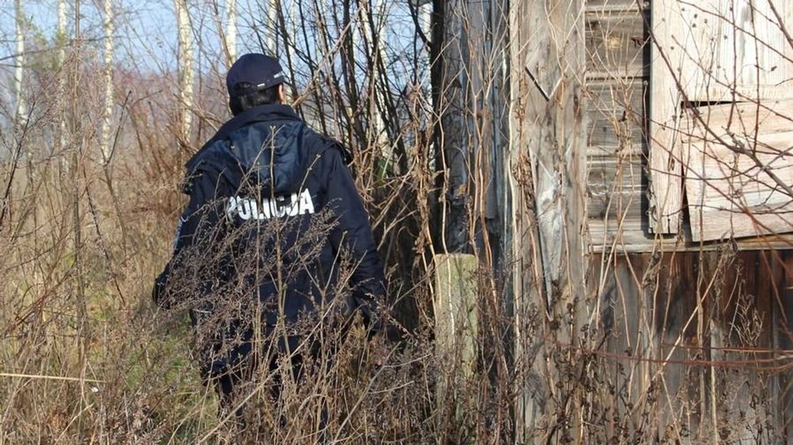 Uratowany przed wychłodzeniem. Miał szczęście, że odwiedzili go policjanci