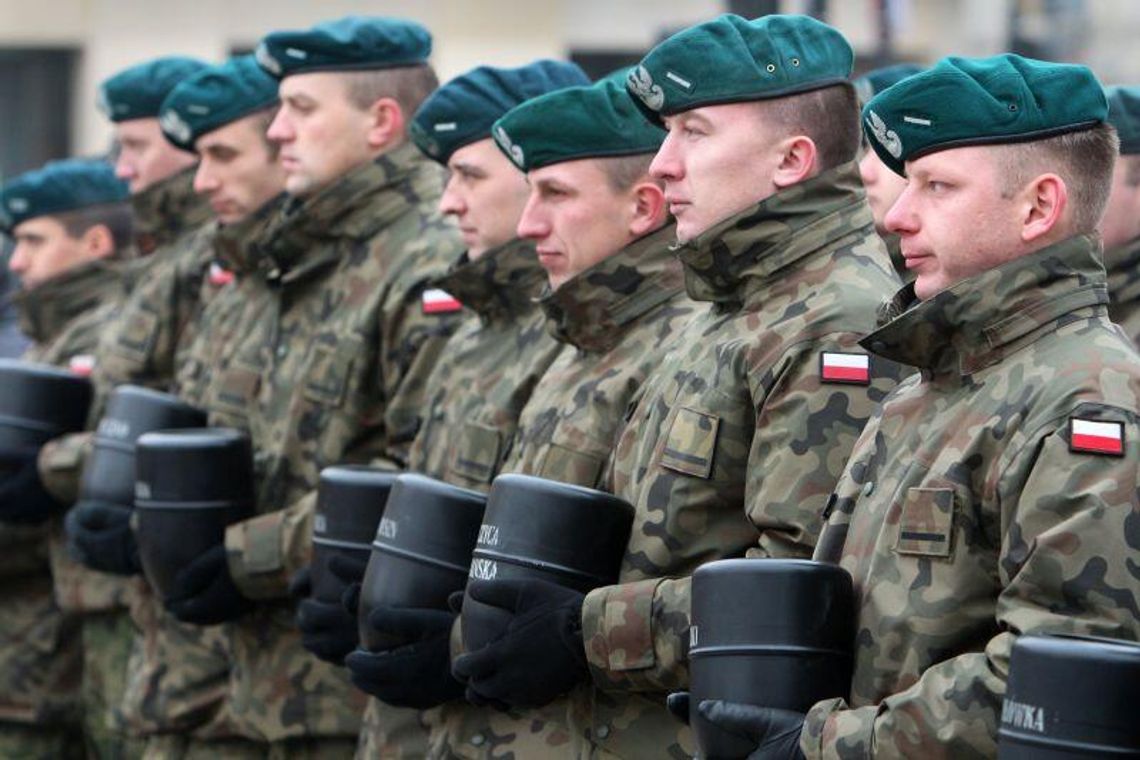 Urny z ziemią z pól bitew złożone na placu Litewskim (wideo)