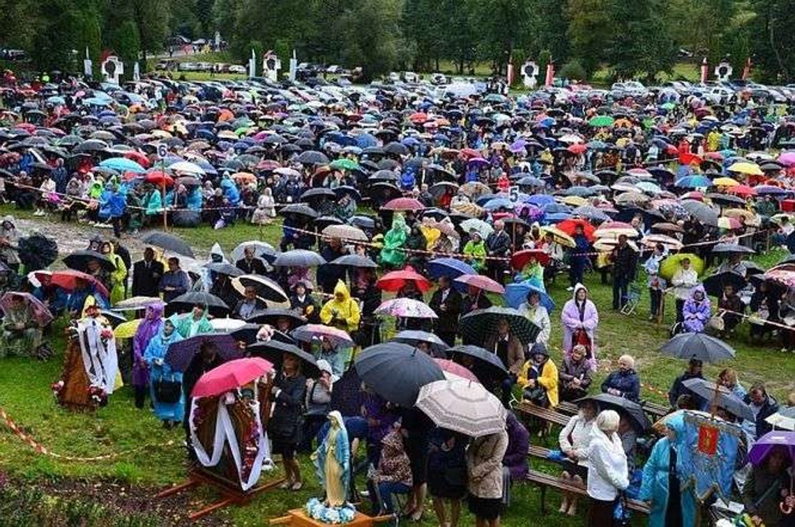 Uroczystości maryjne w Wąwolnicy. Tłumy pielgrzymów na rocznicy koronacji figury Uroczystości maryjne w Wąwolnicy. Tłumy pielgrzymów na rocznicy koronacji figury