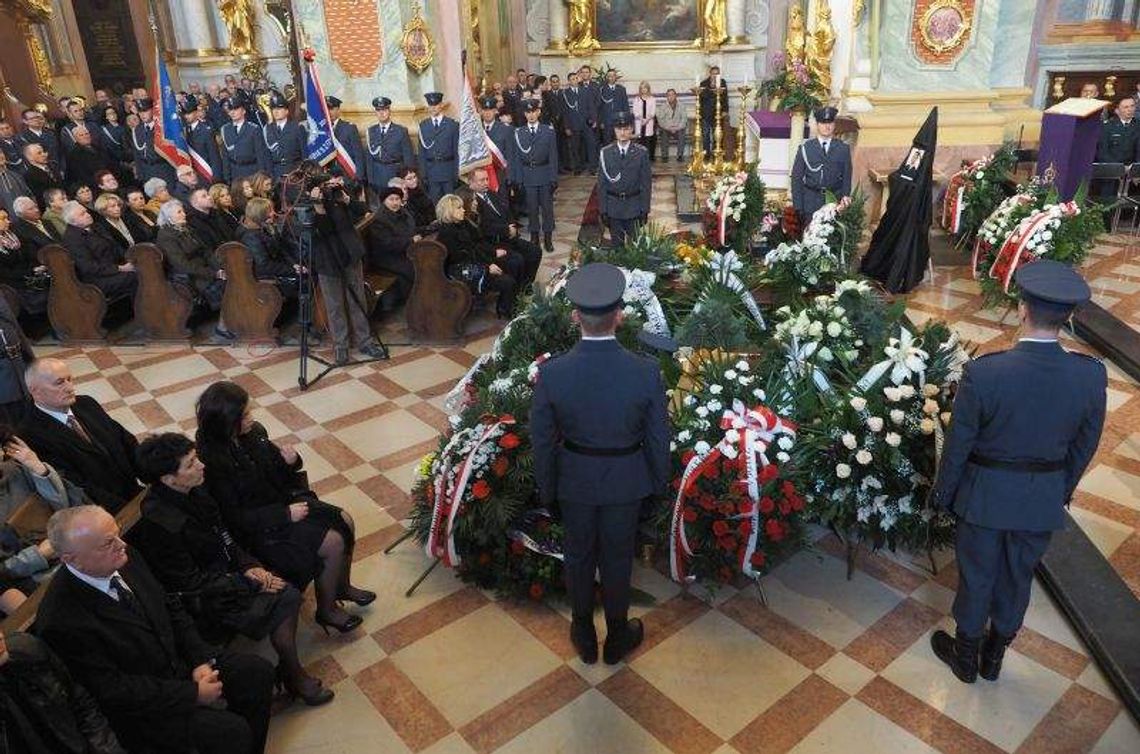 Uroczystości pogrzebowe poległych w zamachu w Tunezji (wideo)